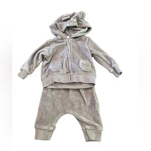 5/$15 sale - Boy’s newborn Carter’s outfit set